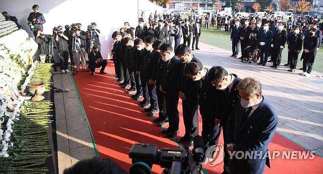 이태원 사고 사망자 합동분향소 조문하는 민주당 (서울=연합뉴스) 황광모 기자 = 이재명 더불어민주당 대표와 박홍근 원내대표를 비롯한 의원들이 1일 오후 서울 중구 서울광장에 마련된 이태원 사고 사망자 합동분향소를 찾아 조문하고 있다. 2022.11.1 [공동취재] hkmpooh@yna.co.kr