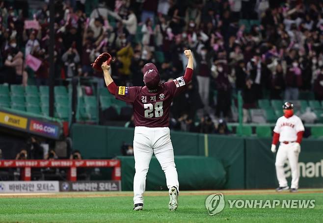 환호하는 키움 김재웅 (인천=연합뉴스) 김인철 기자 = 1일 인천 SSG 랜더스필드에서 열린 2022 KBO리그 한국시리즈 1차전 키움 히어로즈와 SSG 랜더스의 경기. 연장 10회말 2사 1, 3루 상황 키움 김재웅이 SSG 김강민을 땅볼아웃으로 처리한 후 환호하고 있다. 2022.11.1 yatoya@yna.co.kr