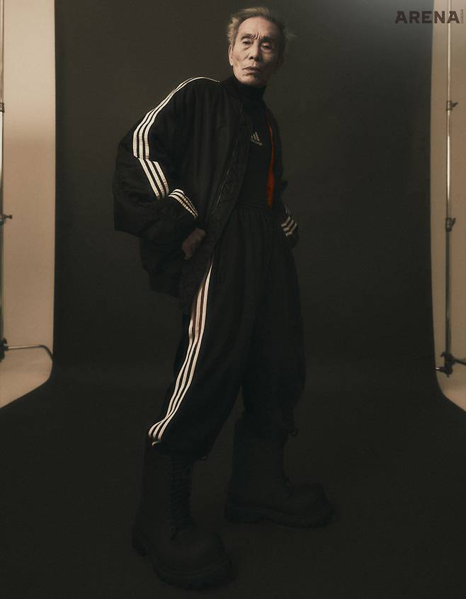 보머 재킷·하이넥 톱·배기 스웨트 팬츠·쇼트 페티쉬 글로브 모두 발렌시아가 / 아디다스, 레이스업 부츠 발렌시아가 제품.