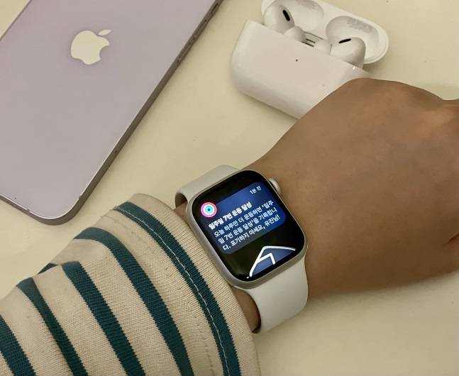애플워치는 아이폰을 사용해야만 쓸 수 있다. 그만큼 연동성도 좋다./사진=백유진 기자 byj@
