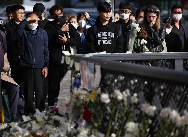 1일 서울 용산구 이태원 핼러윈데이 사고 추모공간을 찾은 시민들이 슬퍼하고 있다.(사진=연합뉴스)