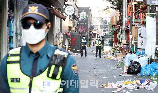 핼로윈을 앞두고 이태원 일대에 대형 압사 참사가 발생한 30일 서울 용산구 이태원 일대에서 경찰병력이 현장을 통제하고 있다.(사진=방인권 기자)