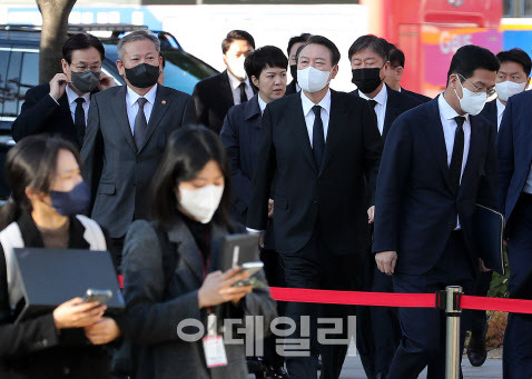 윤석열 대통령이 2일 오전 서울광장에 마련된 이태원 사고 사망자 합동분향소를 찾아 헌화를 위해 이상민 행정안전부장관, 김대기 비서실장과 함께 이동하고 있다.(사진=방인권 기자)