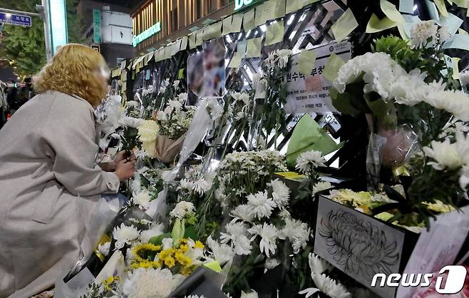 1일 밤 서울 용산구 이태원역 1번 출구에 마련된 핼러윈 축제 참사 추모공간에 추모 행렬이 이어지고 있다. 2022.1.1/뉴스1 ⓒ News1 장수영 기자