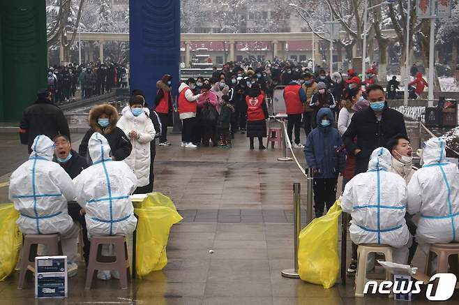 중국 허난성 성도 정저우시가 시민들을 대상으로 코로나19 검진을 실시하고 있다.  ⓒ AFP=뉴스1 ⓒ News1 최서윤 기자