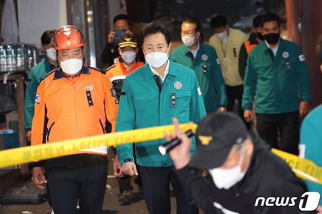 오세훈 서울시장이 30일 오후 서울 용산구 이태원 압사 사고 현장을 방문하고 있다. 이태원 압사 사고로 발생한 인명피해는 이날 현재 사망 153명, 부상자는 103명이다. 2022.10.30/뉴스1 ⓒ News1 이동해 기자