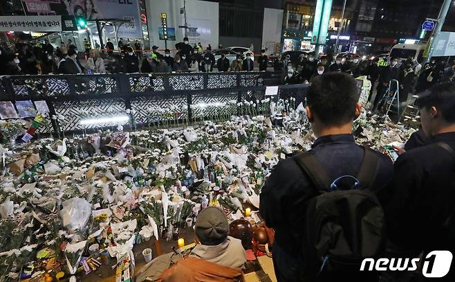 1일 밤 서울 용산구 이태원역 1번 출구에 마련된 핼러윈 축제 참사 추모공간에 추모 행렬이 이어지고 있다. 2022.1.1/뉴스1 ⓒ News1 장수영 기자