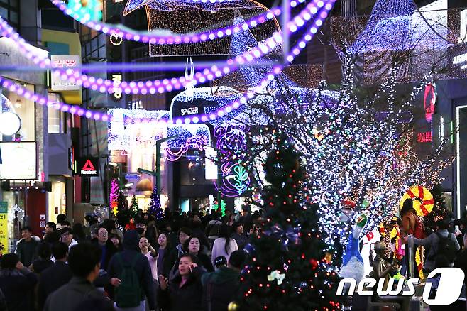 지난 2018년 부산 남포동 광복로 일대에서 열린 '부산 크리스마스 트리 문화 축제'를 찾은 시민들이 트리를 보며 축제를 즐기고 있다. 2018.12.2/뉴스1 ⓒ News1 DB