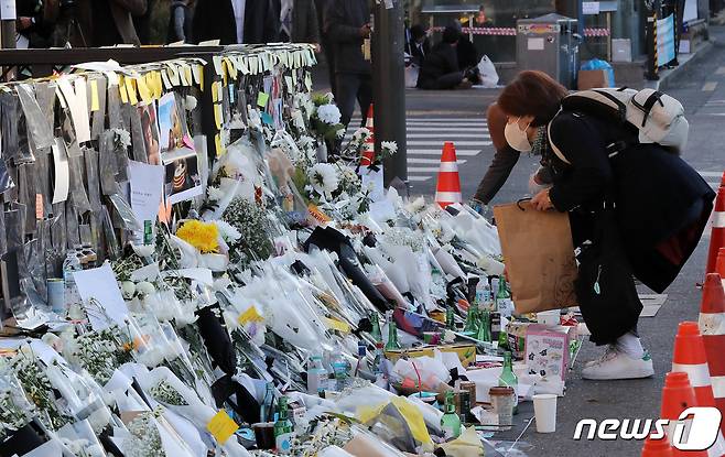 2일 오전 서울 용산구 이태원 참사현장 앞에 마련된 추모공간을 찾은 시민이 추모를 하고 있다. 2022.11.2/뉴스1 ⓒ News1 박세연 기자