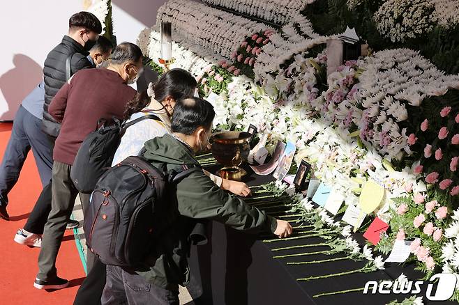 시민들이 2일 오전 서울광장에 마련된 이태원 사고 사망자 합동분향소를 찾아 헌화하고 있다. 2022.11.2/뉴스1 ⓒ News1 이광호 기자