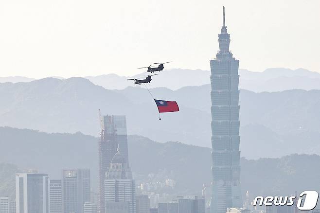 29일(현지시간) '쌍십절' 행사를 앞두고 대만의 수도 타이베이 상공에서 보잉사의 수송용 헬리콥터(CH-47) 두 대가 대만국기를 띄우고 있다. 쌍십절은 10월 10일 쑨원의 신해혁명을 기리는 대만의 건국 기념일이다. ⓒ 로이터=뉴스1 ⓒ News1 김성식 기자