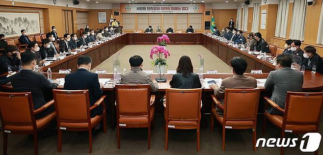 2일 대전시청 대회의실에서 관내 대형판매시설·숙박시설 등 다중이용시설 대표자 40여명이 참석한 가운데 시민 안전을 주제로 간담회가 열리고 있다. (대전시 제공) /뉴스1