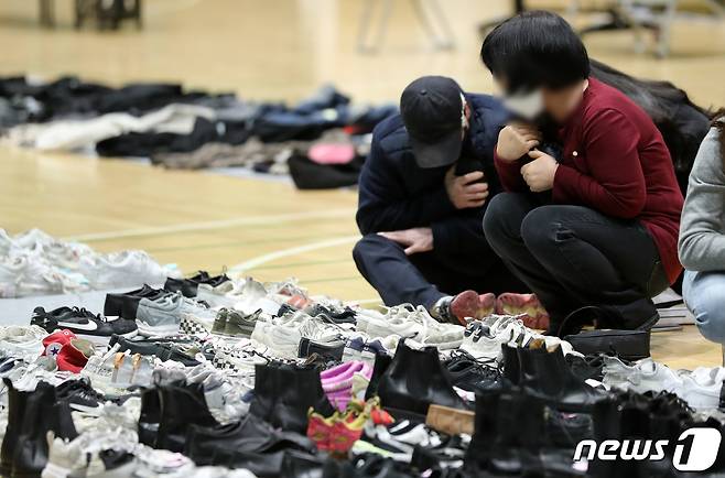 2일 오후 서울 용산구 원효로다목적체육관에 마련된 이태원 압사 참사 유실물 보관소에서 희생자의 유품을 찾은 유가족이 슬픔에 잠겨 있다. 2022.11.2/뉴스1 ⓒ News1 구윤성 기자