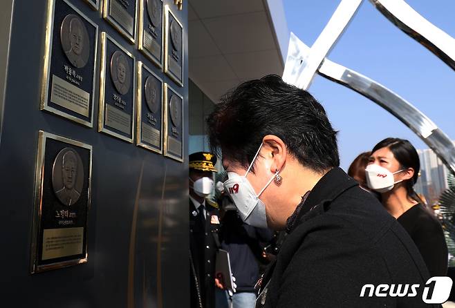 2일 울산 북구 울산안전체험관에서 순직 소방공무원 추모 조형물 제막식이 열린 가운데 유가족들이 추모비를 바라보며 흐느끼고 있다. 2022.11.2/뉴스1 ⓒ News1 윤일지 기자