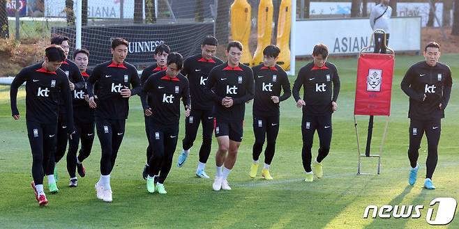 대한민국 축구대표팀 선수들이 2일 오전 경기 파주 국가대표 트레이닝센터(NFC)에서 열린 훈련에 앞서 러닝을 하며 몸을 풀고 있다. 2022.11.2/뉴스1 ⓒ News1 이동해 기자