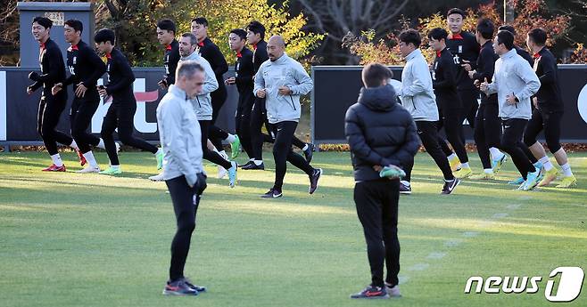 대한민국 축구대표팀 선수들이 2일 오전 경기 파주 국가대표 트레이닝센터(NFC)에서 열린 훈련에 앞서 러닝을 하며 몸을 풀고 있다. 2022.11.2/뉴스1 ⓒ News1 이동해 기자