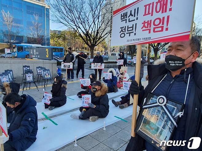 코로나19 백신피해자가족협의회가 26일 오후 부산시청 광장에서 '코로나19 백신 부작용에 대한 정부의 책임 촉구' 촛불집회를 열고 있다. 2021.12.26/뉴스1 ⓒ News1 노경민 기자