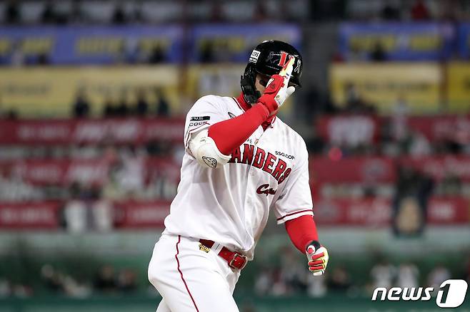 2일 오후 인천시 미추홀구 SSG 랜더스필드에서 열린 프로야구 '2022 신한은행 SOL KBO 포스트시즌' 한국시리즈 2차전 키움 히어로즈와 SSG 랜더스의 경기 7회말 1사 주자없는 상황에서 SSG 한유섬이 1점홈런을 치고 세리머니를 하고 있다. 2022.11.2/뉴스1 ⓒ News1 황기선 기자