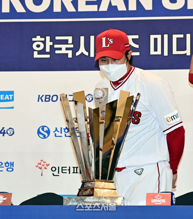 SSG 최정이 31일 인천 문학종합경기장 그랜드 오스티엄 CMCC홀에서 열린 2022 KBO 한국시리즈 미디어데이 포토타임 후 우승트로피를 쳐다보고 있다. 문학 | 최승섭기자 thunder@sportsseoul.com