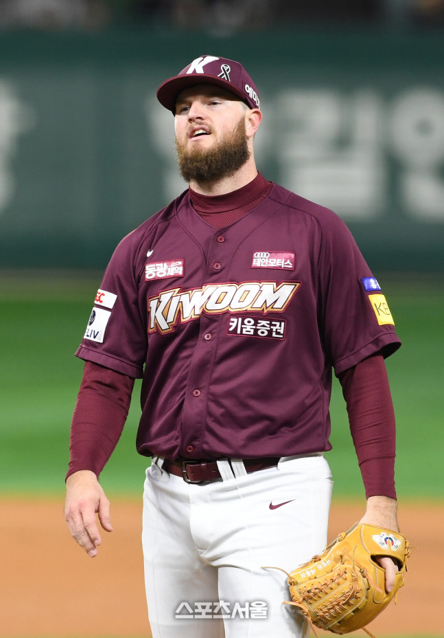 키움 애플러가 2일 인천SSG랜더스필드에서 열린 2022 KBO 한국시리즈 2차전 SSG전에 선발 등판해 1회 무사 만루에서 밀어내기 볼넷을 허용한 후 아쉬워하고 있다. 문학 | 박진업기자 upandup@sportsseoul.com