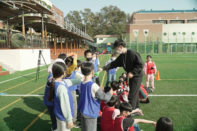 광주 월곡초등학교 3학년 3반의 체육수업 때 박세중 선생님이 아이들에게 교구를 전달하며 이날 진행되는 경기의 규칙을 설명하고 있다.사진제공=학교체육진흥회