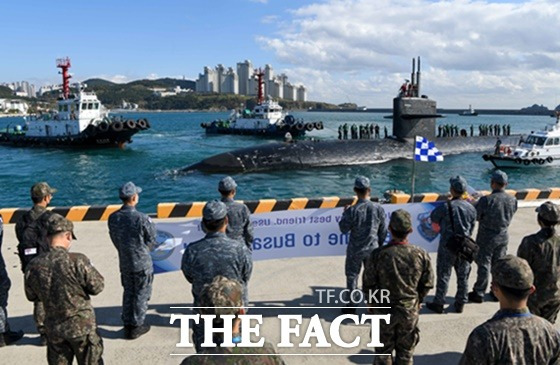 부산항에 입항하는 미 해군 로스앤젤레스급 핵추진 잠수함 키웨스트함이 한국 해군 장병들의 환영속에 정박준비를 하고 있다./미해군트위터