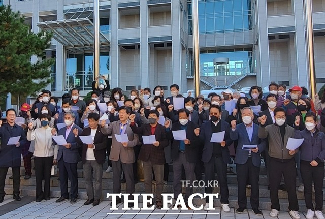 2일 대전시청 북문 앞에서 대전사랑시민협의회 회원들이 더불어민주당 일부 의원들의 방위사업청 예산 삭감 움직임에 반발하며 방사청 대전 이전을 조속히 추진하라고 촉구하고 있다. / 대전=라안일 기자