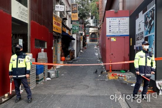 이태원 대형 압사 참사로 인한 국가애도기간이 이어지고 있는 1일 서울 용산구 이태원 참사 현장에 경찰병력이 출입을 통제하고 있다./강진형 기자aymsdream@