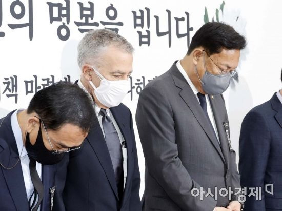 정진석 국민의힘 비상대책위원장이 1일 국회에서 필립 골드버그 주한미국대사를 접견, 간담회에 앞서 이태원 참사 희생자를 위한 묵념을 하고 있다./윤동주 기자 doso7@