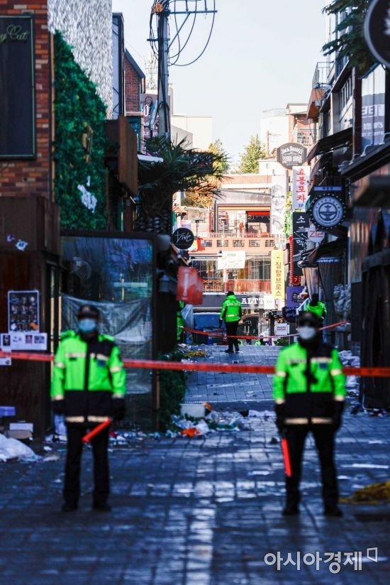 이태원 대형 압사 참사로 인한 국가애도기간이 이어지고 있는 2일 서울 용산구 이태원 참사 현장 일대를 경찰병력이 출입통제 하고 있다./강진형 기자aymsdream@