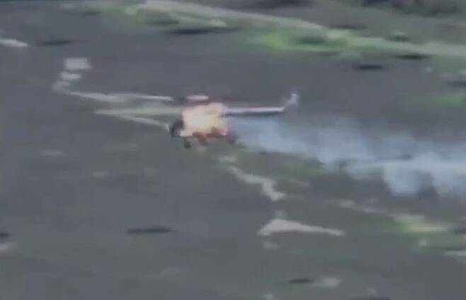 러시아 민간군사기업 ‘바그너’(Wagner)그룹이 소유한 다목적 헬기 Mi-8이 우크라이나군 공격에 격추되는 장면. /우크라이나 국방부 트위터