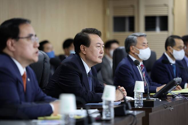 윤석열 대통령이 지난달 4일 오후 용산 대통령실 청사에서 열린 북한의 중거리 탄도미사일(IRBM) 발사 관련 긴급 국가안전보장회의(NSC) 상임위원회에 참석해 있다. /뉴스1