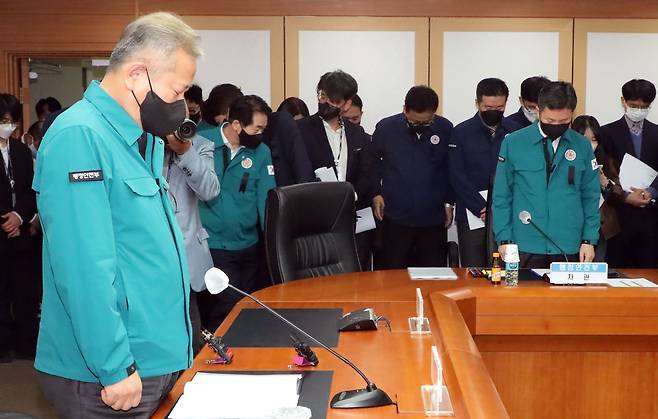 이상민 행정안전부 장관 등 참석자들이 2일 오후 서울 종로구 세종대로 정부서울청사에서 열린 다중 밀집 인파사고 안전확보를 위한 범정부 TF 회의에 앞서 이태원 참사 희생자에 대한 묵념을 하고 있다. /뉴스1