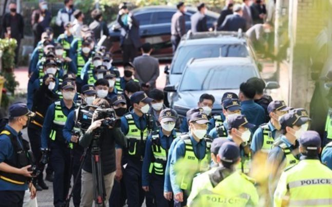 ‘수원 발발이’로 불리는 연쇄성폭행범 박병화가 출소한 지난 달 31일 거주지인 경기도 화성시의 원룸 주변을 경찰이 통제하고 있다. ⓒ연합뉴스