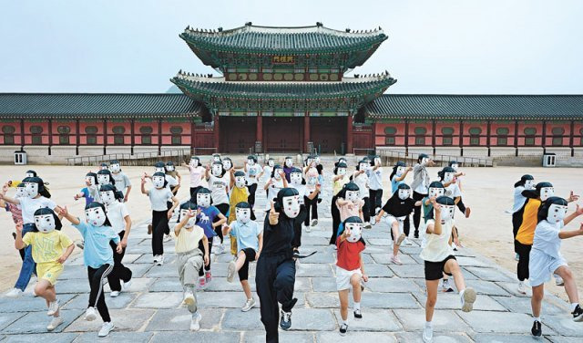 한국문화예술교육진흥원 ‘꿈의 무용단’ 프로젝트에 참여한 아이들이 서울 경복궁에서 강사의 지도 아래 ‘청·낙,춤춤춤, 놀자’ 창작군무를 선보이고 있다.  한국문화예술교육진흥원 제공