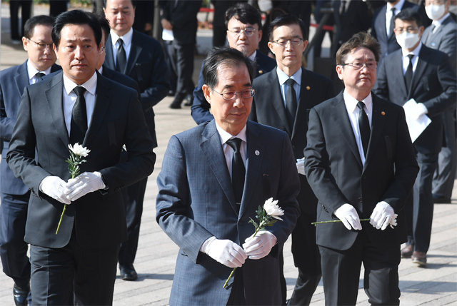 한덕수 국무총리와 오세훈 서울시장 등이 31일 서울 중구 서울광장에 마련된 이태원 참사 합동분향소에서 희생자들을 추모하고 있다. 사진공동취재단