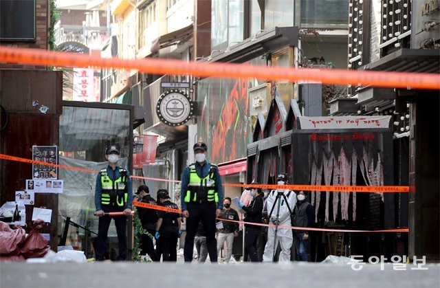 31일 오후 서울 용산구 이태원 참사 현장에서 호텔과 주변 건물의 튀어나온 건축물이 보이고 있다. 양회성 기자 yohan@donga.com