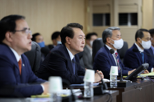 윤석열 대통령이 wlsksekf 4일 서울 용산 대통령실 청사 지하 국가위기관리센터에서 열린 긴급 국가안전보장회의(NSC) 상임위원회에 참석해 북한의 중거리 탄도미사일 발사 관련 대응 방안을 점검하고 있다. 대통령실 제공