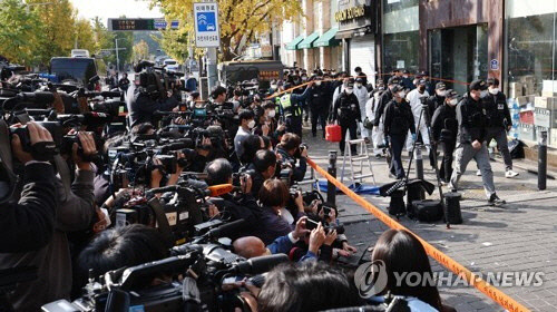 31일 국립과학수사연구원 및 경찰 관계자 등이 이태원 압사 참사 현장감식을 위해 서울 용산구 이태원 사고현장으로 들어가고 있다.  연합뉴스