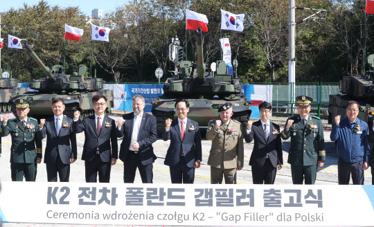 지난 10월 19일 오전 경남 창원시 성산구 현대로템에서 열린 'K2 전차 폴란드 갭필러 출고식'에서 참석 내빈이 K2 전차 앞에서 촬영하고 있다. 행사에는 엄동환 방위사업청장, 마치에이 야브원스키 폴란드 육군사령관, 표트르 오스타체프스키 주한 폴란드 대사, 이용배 현대로템 사장 등이 참석했다. [창원=연합뉴스]