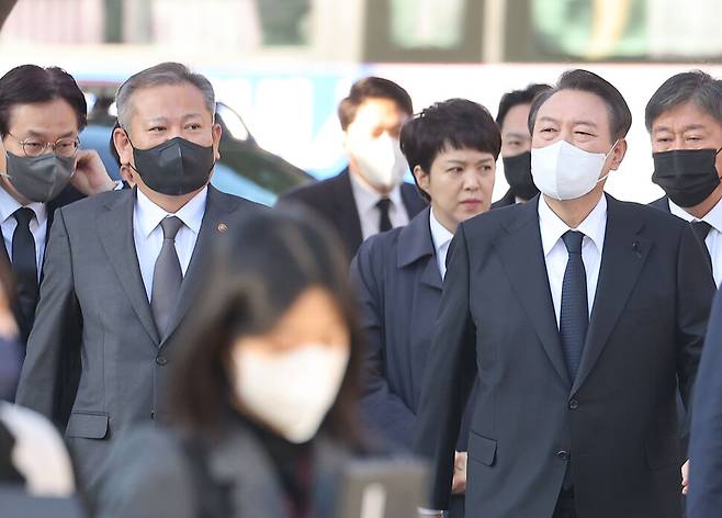 윤석열 대통령과 이상민 행정안전부장관이 2일 오전 서울광장 이태원 사고 사망자 합동 분향소를 찾아 조문하고 있다. 연합뉴스