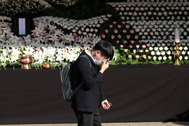 조문을 하고 한참을 서서 안경을 벗고 눈물을 훔쳤다. 김혜윤 기자