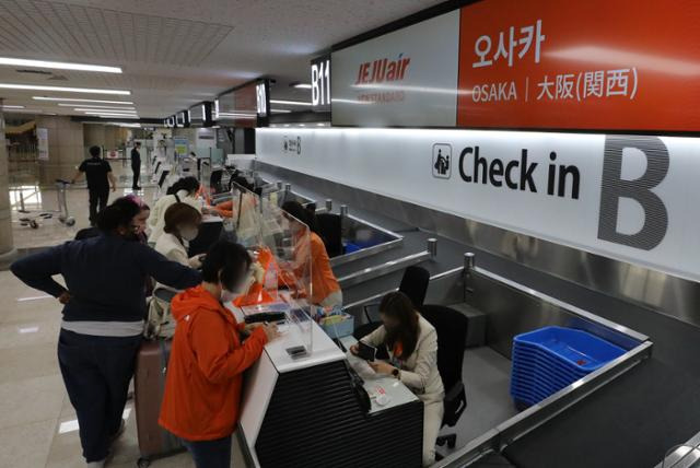 지난 10월 30일 오전 서울 강서구 김포공항 국제선 제주항공 출국장에서 일본 오사카로 향하는 승객들이 탑승수속을 기다리고 있다. 뉴스1