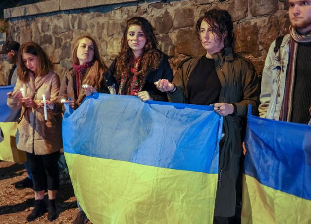 우크라이나 시민 활동가들이 지난달 17일 수도 키이우 주재 이란대사관 앞에서 이란의 러시아 무기 제공 규탄 시위를 벌이고 있다. 키이우=로이터 연합뉴스