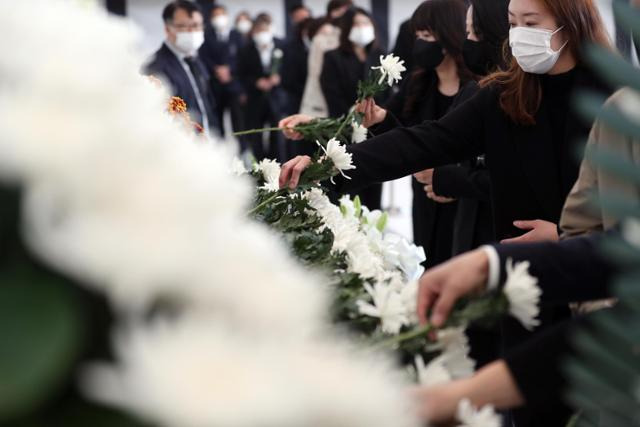 2일 이태원 참사로 숨진 이들을 추모하기 위해 대구 두류공원 내 안병근올림픽기념유도관에 마련된 합동분향소에서 희생자를 애도하는 시민들의 발길이 이어지고 있다. 대구=연합뉴스