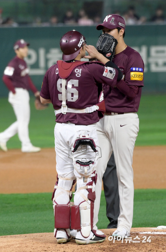 '제구가 흔들려' 1일 오후 인천 SSG 랜더스필드에서 열린 2022 KBO리그 한국시리즈 키움 히어로즈 대 SSG 랜더스의 1차전 경기에서 2회말 2사 1,2루 상황 키움 포수 이지영이 마운드에 방문해 선발 안우진을 다독이고 있다. [사진=정소희 기자]