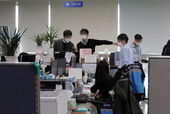 2일 오후 서울 용산구청 안전재난과에서 경찰청 특수수사본부 수사관들이 압수수색을 하고 있다.  경찰청 특별수사본부는 '이태원 사고' 원인 규명을 위해 금일 14시부터 서울경찰청과 용산경찰서, 용산구청 등 8개 장소에 대해 압수수색을 실시하고 있다고 밝혔다. 뉴스1