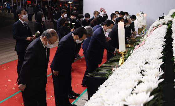 2일 오후 입국한 누카가 후쿠시로 회장과 다케다 료타 간사장 등 일본 의원들이 서울시청 광장에 마련된 합동분향소를 찾아 조문하고 있다. 연합뉴스