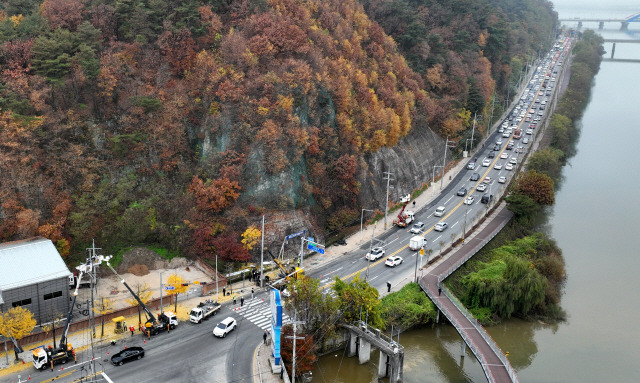 ▲ 2일 오전 춘천 후평동 소양1교 인근에서 버스가 전신주를 들이받는 사고가 발생했다. 복구작업과 출근길 차량이 겹치며 소양1교에서 춘천대교 까지 도로가 교통체증을 빚었다. 김정호