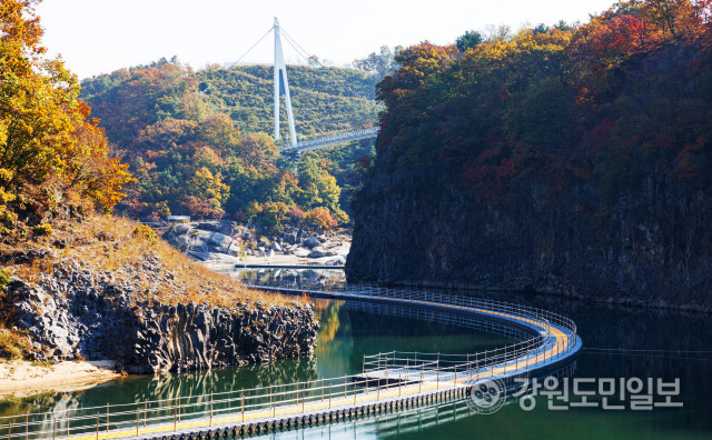 ▲ 철원 한탄강 물윗길이 무료 개방 기간이 오는 11일까지 연장됐다.